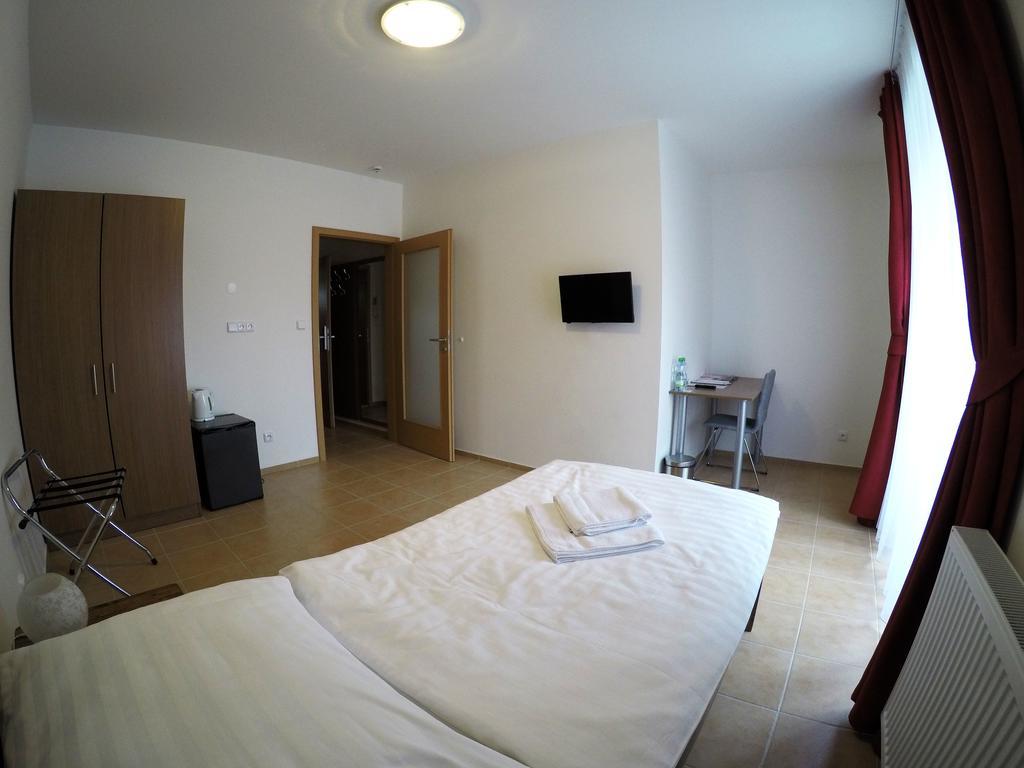 Penzion U Tri Statkaru Dobris Extérieur photo